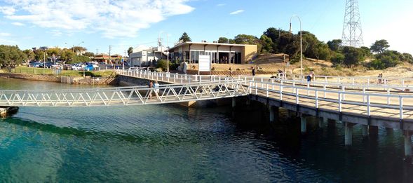 海邊小鎮午餐時間,旅客可於沿海餐廳自由享用在地特色美食(如炸魚薯條),一邊欣賞海景,一邊感受悠閒小鎮氛圍,為下午行程補充體力。