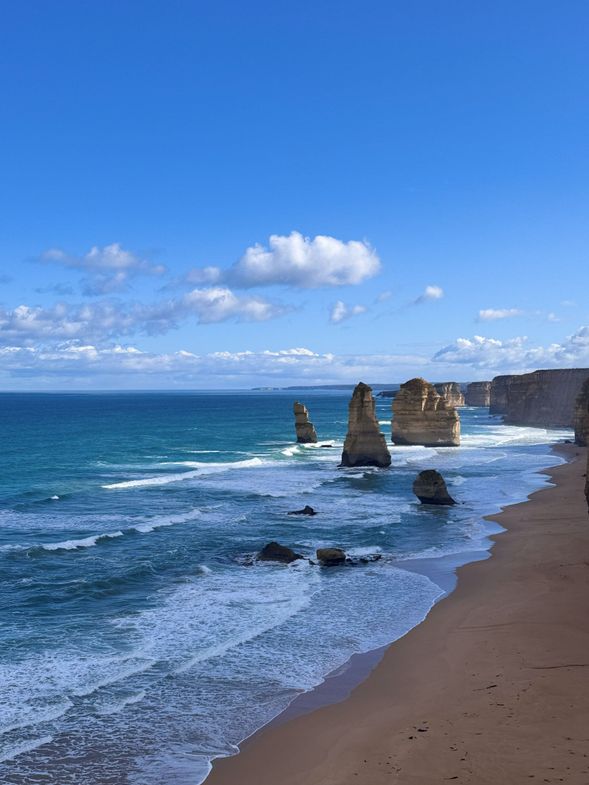 Twelve Apostles 十二門徒岩
大洋路最具代表性的石灰岩奇景。