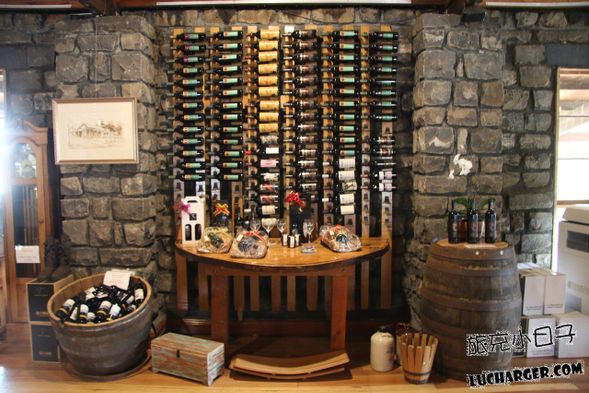 聖安妮酒莊位於維多利亞州高地地區,環境寧靜,四周被鄉村景色及葡萄園環繞,是結合葡萄酒文化與慢活氛圍的特色酒莊。酒莊以小規模釀造為主,著重風味表現與自然環境的融合,適合輕鬆停留、感受當地酒莊生活節奏。