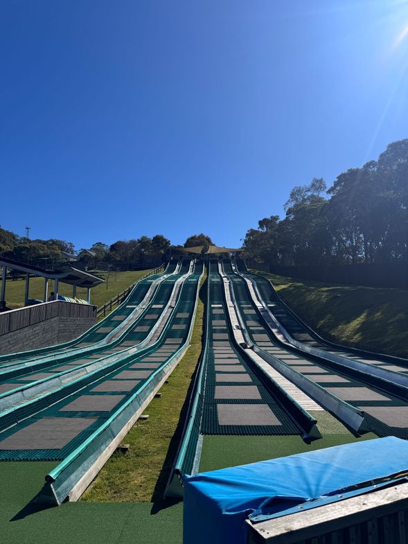 結合迷宮探索及戶外活動的親子友善景點,園內設有不同難度的體驗設施,其中一級繩索攀爬適合 6–12 歲 兒童,在安全環境下享受冒險樂趣。
*可選擇迷宮花園或繩索攀爬體驗
*門票/體驗費用需另行購買
*部分設施設有年齡或身高限制