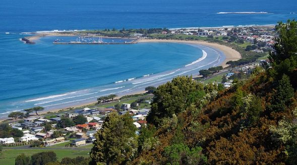 於海岸小鎮阿波羅灣安排午餐停留時間,旅客可自由選擇餐廳自費用餐,或於海邊散步休息,享受輕鬆自在的海岸小鎮氛圍,為下午行程補充體力。