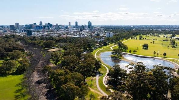 結束一天精彩的南澳海岸旅程後,前往 Adelaide 市中心,入住精選 五星級酒店或同級住宿,讓大家在連日旅程後享受更舒適的休息時光。
晚餐可自由探索 Adelaide 市中心特色餐廳,翌日上午亦特別預留自由活動時間,以悠閒的步調感受南澳首府的城市魅力。