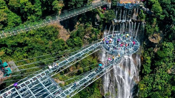 午餐後,乘車前往遊覽【古龍峽景區】,核心的「云天玻霸」包含巨無霸玻璃平台、玻璃橋與玻璃棧道,組合長度世界領先,凌空懸浮於峽谷之上,驚險刺激。「通天佛手」為網紅打卡點,宛如巨佛之手將您托於雲端,是拍攝震撼大片的絕佳位置。