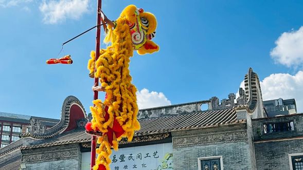 15:00 - 17:30:佛山祖廟/嶺南天地
【祖廟】北宋始建「東方民間藝術之宮」,以粵劇、武術醒獅表演及三雕藝術聞名,在此可以觀賞祖廟醒獅、功夫等非遺表演,逛黃飛鴻紀念館。
【嶺南天地】傳統鑊耳屋街區改造的時尚商圈,新舊文化交融典範。