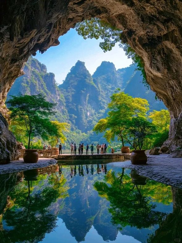 **Day 2:專屬包車,解鎖秘境一日遊(A/B線二選一)**
專車上門接駕,開啟輕鬆旅程。
**【線路A:峽谷激流與市井煙火】**
上午:前往本地人常去的農莊,品嚐地標美食——皮爽肉滑的正宗清遠雞(客人自理)
中午:遊覽古龍峽,漫步雲天玻霸,觀賞春日瀑布群的磅礴氣勢,呼吸超高負離子。
下午:走進起鳳裡老街,感受青磚黛瓦的嶺南舊韻,尋覓街頭小吃,體驗清遠的慢生活。
傍晚:遊覽結束,專車送回酒店休息
**【線路B:漫步英西峰林感受田園牧歌】**
上午:驅車前往「小桂林」——英西峰林,探秘洞天仙境,泛舟穿行於喀斯特溶洞之間
中午:沿著英西峰林走廊行駛,欣賞千軍峰林、田園村落交織的畫卷,在途中的特色餐館享用午餐(客人自理)
下午:抵達峰林曉鎮,春季正是賞花好時節(視季節而定)。您還可以選擇自費前往體驗熱氣球,從空中俯瞰峰林奇景,get浪漫大片。
傍晚:遊覽結束,專車送回酒店。