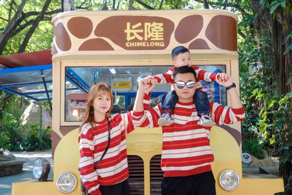 游客提前預定時間,前往園區步行區預定地點,攝影師專人服務旅拍
