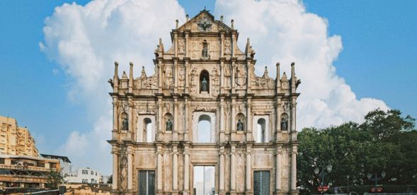 遊覽知名澳門地標【大三巴牌坊】,逛大炮台、戀愛巷、玫瑰聖母堂、議事亭前地等