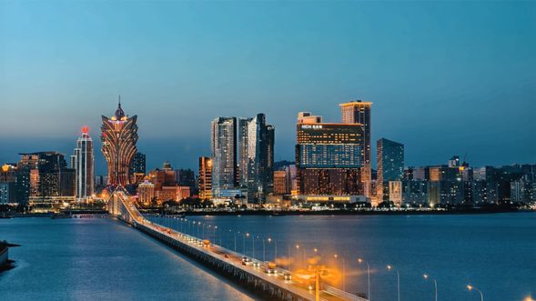 前往【小潭山觀景台】360度環視珠江口與跨海大橋,捕捉開闊天際線