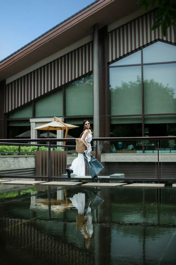 **Day 1:自由抵達,私享春日度假時光**
上午/下午:自行抵達清遠,前往您選擇的酒店辦理入住。
清遠新世界酒店:沉浸於日式溫泉泡池或戶外泳池,體驗兒童樂園,享受寧靜的度假氛圍。
美林湖哥弟酒店:打卡空中玻璃棧道和無邊際泳池,俯瞰美林湖夜景,享受時尚旅拍。