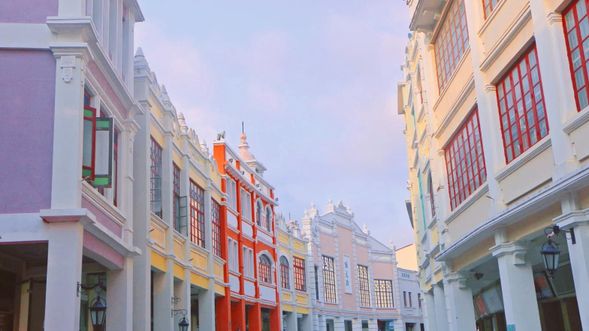 隨後前往【孫文西路步行街】,感受南洋風情的騎樓建築,多巴胺彩色建筑。