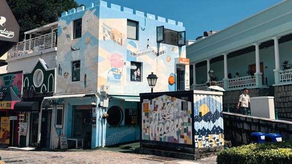 遊覽【官也街】品嘗葡撻、豬扒包,漫步彩繪巷弄與手信街