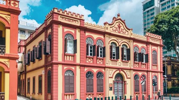 遊覽【塔石廣場】觀賞葡式碎石廣場與殖民建築群漫遊