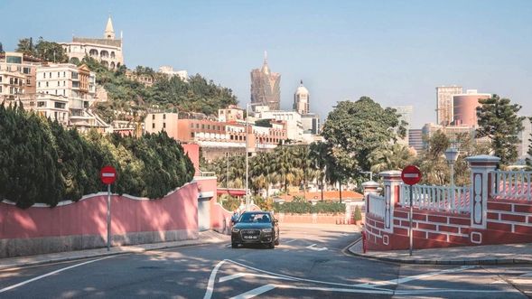 前往澳門半島,遊覽【衣灣斜巷】看粉紅色建築與山海斜徑,隱世打卡勝地