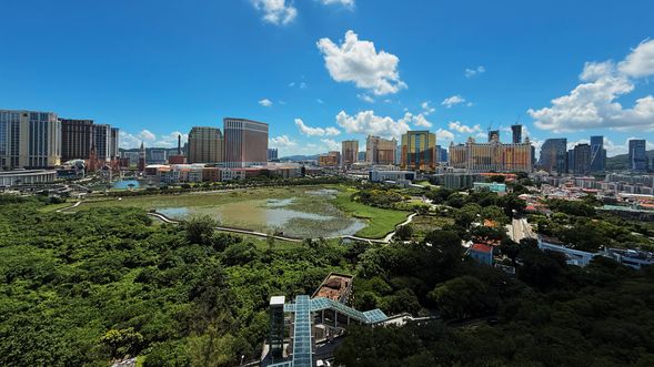 隨後前往【大潭山斜行電梯+觀景台】體驗搭乘全澳唯一斜行電梯,俯瞰氹仔全景與機場起降