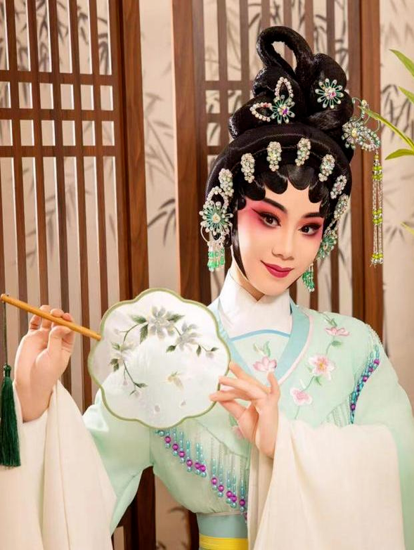 預計花費4小時左右
單人特色戲服體驗套餐(大武生/刀馬旦/粵劇大漢服/白蛇傳等)
套餐包含:
1.提供主題特色戲服拍攝服裝一套【大武生馬旦/粵劇大漢服/白蛇傳-情等】
2.提供拍攝景點3處
3.拍攝照片25張以上(電子底片全送)
4.精修照片9張(電子底片)
5.贈送8x10吋伊凡水晶台架一個