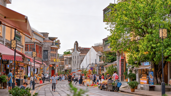 廣州市區酒店上門接送,隨後搭乘專車前往【沙灣古鎮】觀賞嶺南特色建築,品嚐現做非遺薑撞奶,感受活態文化魅力