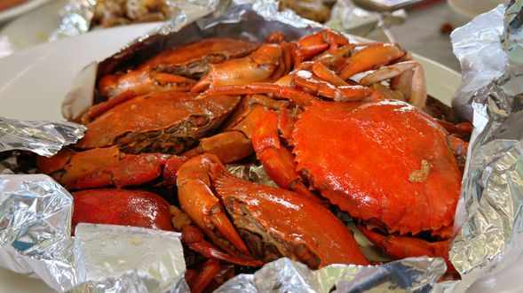 前往【南沙十九涌漁人碼頭】這裡是珠江口的漁港,可自選現撈海鮮(如魚、蝦、蟹)由附近餐廳代工烹飪,享受最新鮮的海洋風味,還有新鮮水果可任選品嘗