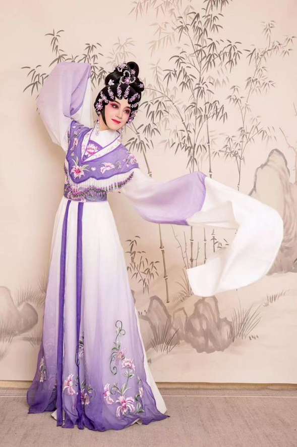 預計花費4小時左右
單人基礎體驗套餐(戲服/漢服/清宮/唐裝選)
套餐包含:
1.提供拍攝服裝一套(特色戲服除外)【漢服/清宮/唐裝/戲服等任選1件】
2.提供化妝造型1次
3.提供拍攝景點2處以上
4.拍攝照片20張以上(電子底片全送)
5.精修照片6張(電子底片)