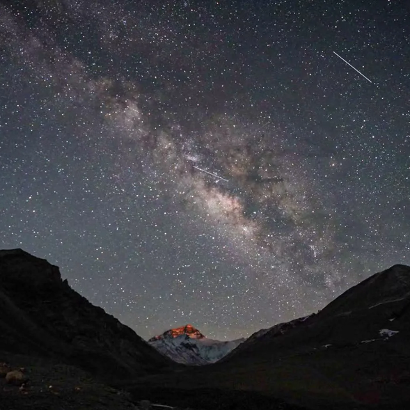今晚我們將住在珠峰大本營,
晚上除了蹦迪之外,如果你的身體狀況可以~是可以條個鬧鐘起來觀賞這最美的星空