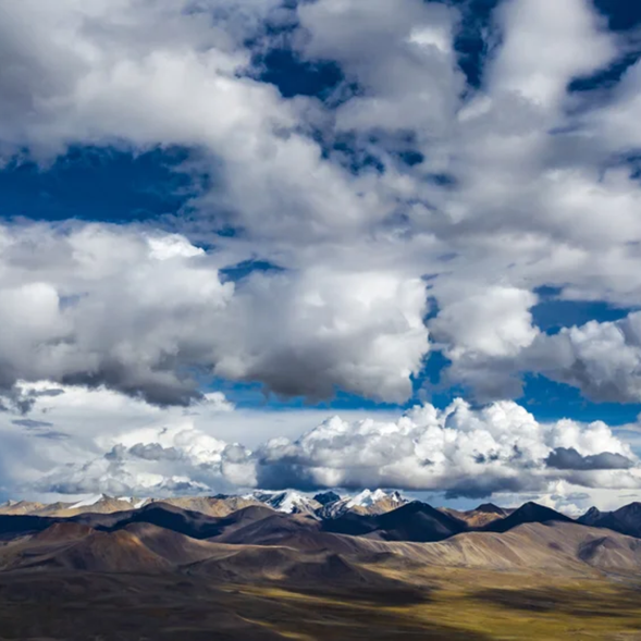 讓我們一同早起一同在【珠穆朗瑪峰】的朝霞中告別珠峰大本營,翻越【嘉措拉山口】,一路邂逅多座世界級雪峰的雄姿。今日我們會好好的在【日喀則】休息
【珠穆朗瑪峰曙光】
早晨,當群山仍沉睡於黎明的寧靜之中,【珠穆朗瑪峰】率先披上絢爛的朝霞,如女神華服般光彩奪目。這一刻,光影交織,天地共鳴,是此生不可錯過的高原絕景。
【嘉措拉山口觀景台】
翻越海拔5200米的嘉措拉山口,這裡是喜馬拉雅山脈的絕佳觀景點。除了珠穆朗瑪峰(8848米),還可遠眺卓奧友峰(8201米)、洛子峰(8516米)、馬卡魯峰(8463米)、拉布吉康峰(7367米)以及全境位於中國的希夏邦馬峰(8012米)。巍峨壯麗的雪峰群展現出無與倫比的雄偉氣勢,震撼人心。