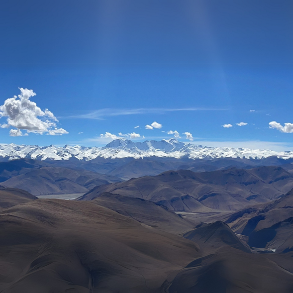 【嘉措拉山口】
這裡是喜馬拉雅山脈的絕佳觀景點。站在山口,您將欣賞到以珠穆朗瑪峰為首的雪山群峰,包括拉布吉康峰(7367米)、卓奧友峰(8201米)、洛子峰(8516米)、馬卡魯峰(8463米),以及全境位於中國的希夏邦馬峰(8012米)。這些世界級山峰形成一幅壯觀的自然畫卷,讓人感受到大自然的雄偉與莊嚴。
