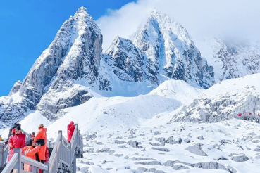玉龍雪山:搭乘【冰川大索道】,一刻閱盡麗江冬與夏。雙手合十,祈禱家人平安,雪域漫步,相擁旋轉,今日做雪域最美的情郎。揉搓雪球,與好友打雪仗,曠野的冰川上無處可躲,正面迎戰,張揚如冰川上的王。還有其他玩法,雪山脫衣舞,敢挑戰的都來!注意:如冰川大索道如遇停開或天氣原因無法成行,改換雲杉坪索道,差價現退