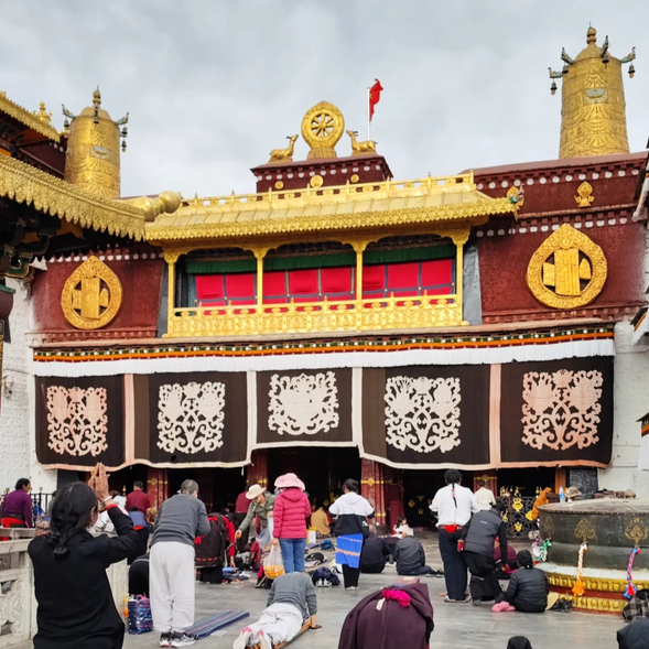 【大昭寺】
這座建於7世紀的寺廟是西藏最重要的宗教場所之一,融合了藏、唐、尼泊爾與印度的建築風格,是藏式宗教建築的經典之作。據說,“來拉薩而未到大昭寺,等於沒來過拉薩”,這句話也體現了它的重要地位。
參觀寺廟內珍藏的佛像與壁畫,感受虔誠信仰的力量。