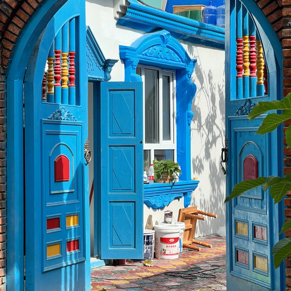 今天,我們將從充滿西域風情的【伊寧】出發,探索當地的特色景點【喀贊其民俗村】和【六星街】,感受伊犁的多元文化與歷史底蘊。隨後參觀【獨庫公路博物館】,深入了解這條英雄之路的建設歷史,之後抵達【奎屯】休息,為接下來的行程蓄力。