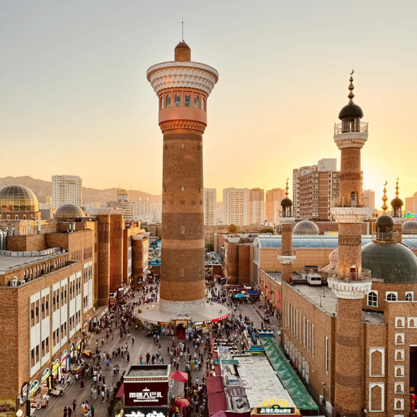 今天是行程的第一天,我們將為您提供貼心的24小時接送機服務,無論您何時抵達烏魯木齊,我們都會安排專人迎接,確保您的旅途開始順利且舒適。抵達後,您可以稍作休息,感受這座城市的獨特魅力,為接下來的精彩旅程做好準備。