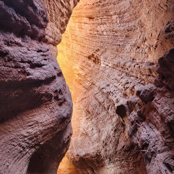 【天山神秘大峽谷】是一片由紅色砂岩經過億萬年風化與流水侵蝕形成的壯觀地貌,被譽為“南疆的大自然雕塑博物館”。峽谷內峰巒疊嶂,峭壁高聳,陽光穿過狹窄的岩縫灑下迷人的光影,整個峽谷既神秘又震撼。您可以在導遊的帶領下,深入峽谷徒步,欣賞鬼斧神工的自然奇景,感受來自遠古地質變遷的震撼力量。