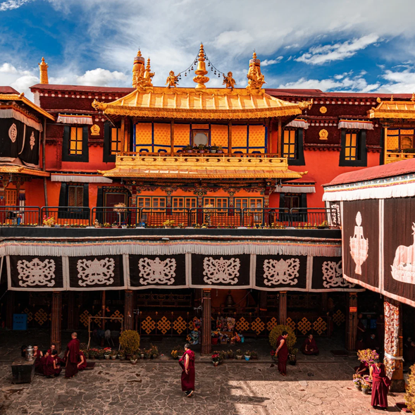 【大昭寺】
大昭寺是藏傳佛教信徒心中的聖地,有“到了拉薩不去大昭寺,就等於沒到過拉薩”之說。融合藏、唐、尼泊爾與印度風格的建築獨具魅力,寺內供奉的釋迦牟尼12歲等身像更是佛教界的至高之寶。進入大昭寺,感受轉經者虔誠的信仰氛圍,每一個角落都在訴說西藏的歷史與傳統。