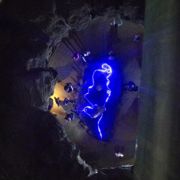 【坎兒井】被譽為“地下運河”,是古代新疆人智慧的結晶,吐魯番人民依靠這套水利系統,將遠處雪山的融水引入沙漠腹地,為綠洲農業提供了生命之源。在景區內,您可以步入地下通道,親眼看到這一獨特的工程奇跡,了解坎兒井的建造原理及其對當地生活的重要性。這裡不僅展示了古人的智慧,也展現了人與自然和諧共存的理念。