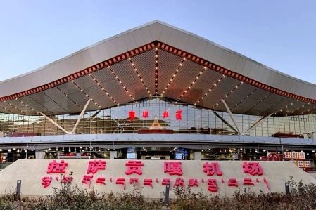 來自各地的旅伴飛抵拉薩貢嘎機場,工作人員24小時根據航班時間到機場迎接,送往拉薩住宿酒店休息調整時差,為後續高原旅程養精蓄銳。