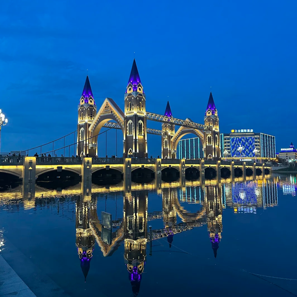 【布爾津】
以自然風光和濃郁的俄羅斯風情而聞名。靠近中俄邊境,受俄羅斯文化影響,小鎮的建築多為彩色屋頂和木質結構,洋溢著浪漫的異域氣息。河畔的風光靜謐宜人,與歐式建築相映成趣,展現出獨特的異域美感。
夜晚的布爾津熱鬧非凡,夜市中除了烤魚等當地特色外,還能品嘗俄羅斯風味的麵包和奶製品,令人流連忘返。