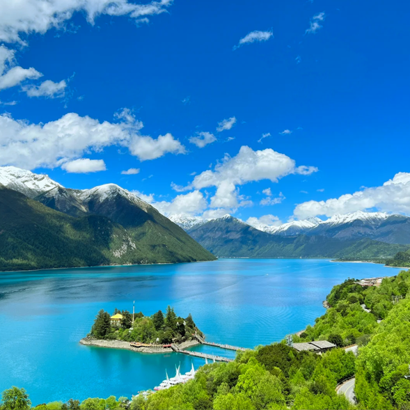 今天我們將從【林芝八一鎮】啟程,穿越高山峽谷與壯麗的藏東風光,最終抵達西藏的聖城【拉薩】。一路上,從林芝的低海拔森林到拉薩的高原聖域,風景隨海拔變化而多樣化,為旅途增添無限驚喜。
沿途風景變化
出發後,您將看到林芝如江南般的濃密森林與寧靜河流,逐漸過渡到更加遼闊的高原草地與連綿的雪山。途中經過紅教聖湖【巴松措】,再往前走,隨著海拔升高,藍天白雲與藏地村落交織成壯闊畫卷。進入拉薩地區後,您將感受到高原獨有的空靈與寧靜,蒼茫天地間的神秘氛圍讓人心生敬畏。
【巴松措】
【巴松措】是藏東最美的紅教聖湖,湖水如翡翠般清澈,波光粼粼,透底可見魚群遊弋。湖心島上的千年紅教寧瑪派寺廟與湖光山色交相輝映,森林的環繞與遠處雪山的映襯,構成一幅靜謐而震撼的自然畫卷。
溫馨提示:
隨著海拔上升,風景從江南秀美逐漸變為高原壯麗,請多留意窗外風光,感受大自然的變化之美。
今天行車距離較長,請保持體力,注意適應海拔。