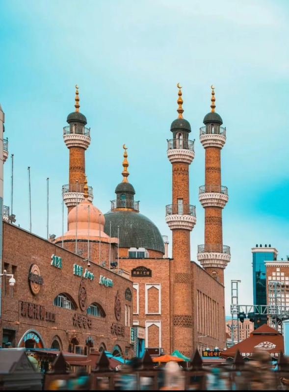 今天為接機行程
住宿:烏鲁木齊度爾酒店或同級
以下為推薦行程,可根據需要自行安排:
【烏魯木齊】自由探索烏魯木齊的魅力,例如參觀著名的國際大巴紮,享受大街小巷的美食,選購土特產等。這裡有各種小吃,如新疆特色囊、烤包子、大
盤雞、羊肉串、手抓羊肉飯、優酪乳、果乾等。此外,還有當地風味餐廳,讓您重新定義美味的最高標準。
您還可以參觀各類博物館或漫步小街道,例如新疆維吾爾自治區博物館、汗騰格裡清真寺、陝西大寺、新疆民街等。當然,第一天建議輕鬆舒適,多休息一
些,為即將到來的新疆奇幻之旅做好準備。