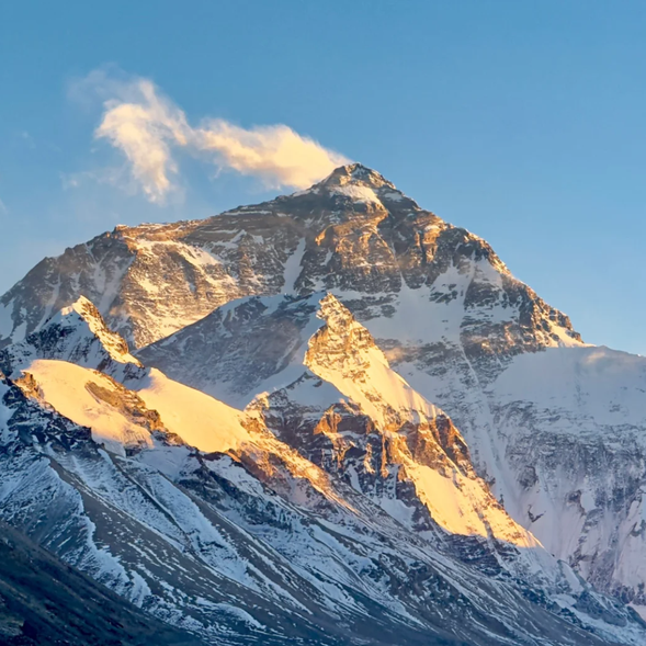 【珠峰大本營】,在這裡您將近距離凝視海拔8848米的世界最高峰珠穆朗瑪峰。站在這片壯麗的土地上,您會感受到來自地球之巔的震撼與敬畏。晚上入住珠峰大本營的帳篷區(冬季則入住珠峰小鎮客棧)