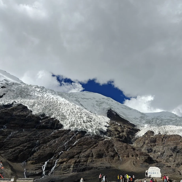 【卡若拉冰川】
這是一處位於公路邊的巨大冰川,也是電影《紅河谷》的取景地。卡若拉冰川的冰舌延伸至山谷,距離地面僅幾十米,讓人能夠近距離觀賞冰川的壯麗與震撼。陽光照射下,冰川散發著晶瑩的光芒,令人歎為觀止。