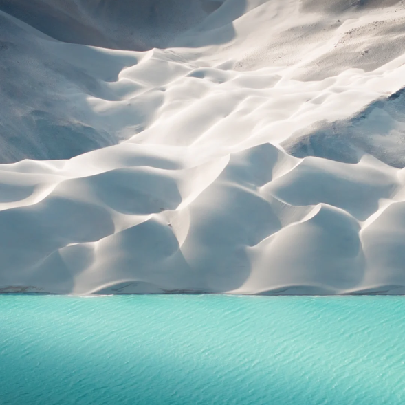 【白沙湖】位於喀喇昆侖山脈之中,是一片因河流沖積與白色沙丘環繞而形成的天然湖泊。湖水清澈透明,周圍的白色沙山倒映在湖面上,形成一幅靜謐而優雅的自然畫卷。湖畔的草地上點綴著野花,與藍天白雲交相輝映,是帕米爾高原上最具詩意的景點之一。