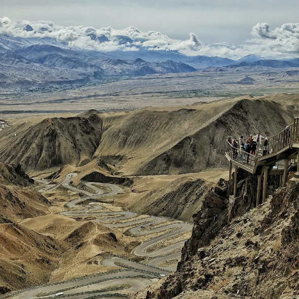 【盤龍古道】是一條驚險而壯觀的山路,以蜿蜒的盤山曲線聞名,被譽為“高原上的絲帶”。公路沿著山勢迂迴而上,視野極為開闊,從高處俯瞰,道路如同盤旋的巨龍,令人嘆為觀止。駛過盤龍古道,不僅能欣賞到壯麗的帕米爾高原風光,還能感受到挑戰與征服的成就感,是一段極具震撼力的旅程。