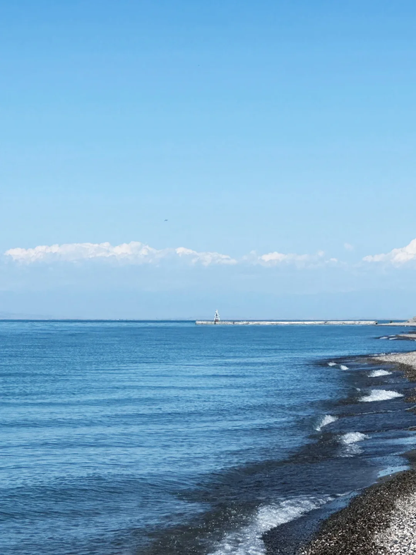 【烏倫古湖】是新疆的第二大淡水湖,湖泊面積約為 1035 平方公里,平均水深約 10 米,最深處可達 40 米。主要依靠周圍的烏倫古河、喀拉塔斯河等河流和地下水補給。湖泊所在的地區氣候乾燥,但湖區濕潤的氣候為動植物的生長提供了理想的條件。
烏倫古湖的自然景觀極為壯麗,四周環繞著起伏的丘陵和廣袤的草原,湖水清澈透明,與天際相接,形成了水天一色的美景。湖中分佈著幾個小島,島上植被茂密,成為鳥類棲息的理想場所,夏季是觀鳥的最佳時節,各種候鳥在此聚集,為湖區增添了更多生機。湖區擁有豐富的漁業資源,是新疆重要的漁業基地之一,湖中盛產各種淡水魚類,如鯉魚、鯽魚、哲羅魚等。每年秋季,湖區都會迎來豐收的季節,漁民們在此進行大規模的捕魚活動,成為當地一大特色
