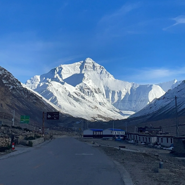 珠峰大本營 → 嘉措拉山口觀景台 → 日喀則
今天清晨,您將早起迎接世界之巔【珠穆朗瑪峰】的曙光,感受壯麗的日出景象。隨後穿越喜馬拉雅山脈,翻越【嘉措拉山口】,一路欣賞巍峨的雪山群峰,帶著對珠峰的留戀返回【日喀則】,入住四星標準酒店。