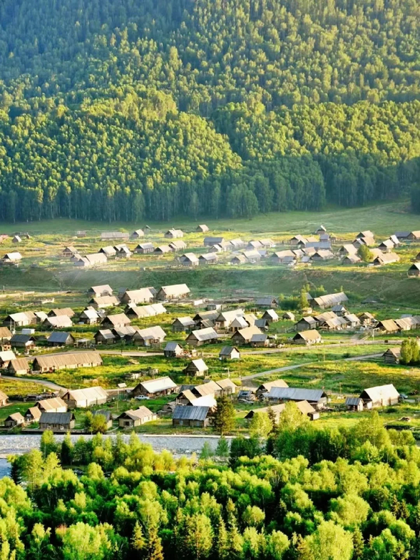 禾木村
主要景點:禾木觀景台
住宿:禾木山莊或同級
【禾木村】是一個夢幻般的圖瓦人村落,被譽為中國最美麗的六大村莊之一。一天遊玩禾木村,你可以按照以下方式充分感受這個仙境般的地方:
-清晨看日出
清晨,登上【禾木觀景台】欣賞日出。當第一縷陽光灑在村莊上,原木建築在晨霧中若隱若現,周圍的雪山、草原與禾木湖交織成一幅靜謐的畫卷,是捕捉照片的最佳時機。
-漫遊禾木村
漫步於禾木村的村道,感受圖瓦人特有的民居風格——木質結構的房屋、覆著草皮的屋頂,與周圍的自然景色渾然一體。
一餐飲
享用一頓正宗的新疆味餐。推薦品嘗特色奶茶、手抓肉和圖瓦奶酪,感受地道的草原牧民飲食文化。
一自費體驗
選擇一項體驗活動,例如騎馬漫遊草原或湖畔,從不同角度探索禾木村的美景。也很推薦參加民俗旅拍,感受最特別的旅拍風格
一傍晚與黃昏
隨著陽光漸漸退去,村莊被夕陽染上一層金黃。這時可以再次登上觀景台,俯瞰整個村莊被暖色調包圍的壯麗景象,為這一天畫上完美的句號。