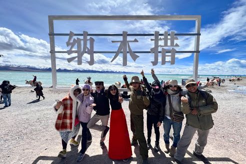 拉薩→納木措→拉薩
納木措是西藏面積最大的鹹水湖,海拔4,718公尺,湖面廣闊、雪峰環繞,景色壯麗如畫。全天來回約500公里,沿途高原風光令人過目難忘。