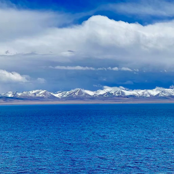 拉薩 → 納木措 → 拉薩
今天,我們將驅車前往西藏三大聖湖之一的【納木措】,穿越藏北草原,翻越壯麗的【那根拉山】,欣賞高原湖泊與雪山交相輝映的壯美景色。傍晚,伴隨夕陽餘暉返回【拉薩】,結束充實的一天。