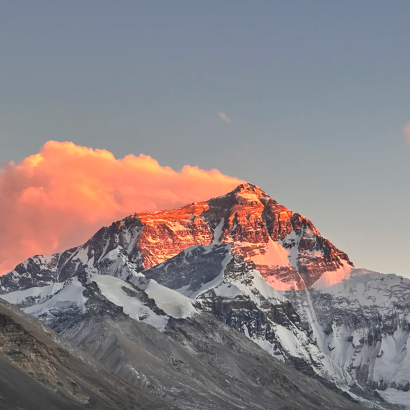 將要進入重點行程!帶您朝向世界之巔-【珠穆朗瑪峰】。
沿途經過多個高原小鎮,遠眺群山巍峨,並探訪海拔最高的寺廟【絨布寺】,最終抵達【珠峰大本營】,與世界之巔零距離接觸。夜宿帳篷區,在星空下感受天地之間的震撼與寧靜。
【珠峰大本營】
抵達海拔5200米的珠峰大本營,世界最高峰就在眼前。您可近距離凝視珠穆朗瑪峰8848米的雄偉身姿,感受世界之巔的無邊壯麗。夜幕降臨時,漫天繁星與銀白月光交相輝映,帳篷外的景色宛如夢境。
日照金山的奇景
日照金山是高原雪山最壯麗的自然奇觀之一,當清晨的第一縷陽光灑向雪峰時,整座山峰彷彿被鍍上了一層金色光輝,晶瑩閃耀,莊嚴而神秘。這一刻,大自然將陽光與雪峰完美結合,呈現出令人屏息的視覺震撼。
在【珠峰大本營】,如果天氣晴朗,您有機會目睹【珠穆朗瑪峰】的日照金山奇景。當晨曦微露,天空漸漸轉亮,陽光從山頂傾瀉而下,照亮珠峰的巔峰,金黃色的光芒如同點燃的火焰,隨著時間推移,整座山體慢慢從金色變為銀白,恢復原本的雄偉冰冷。
在珠峰目睹日照金山,既是一場視覺的盛宴,也是一場心靈的洗禮。這片壯麗景象,無疑將成為您此行中最值得珍藏的記憶之一。