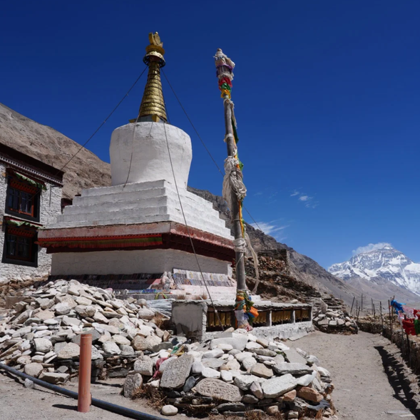 【絨布寺】
這是世界上海拔最高的寺廟,距珠峰僅20公里,是仰望珠峰最佳的角度。這座建於清朝的寺廟不僅是宗教活動的中心,也是欣賞珠峰日出的絕佳地點。寺廟內可見古老的佛像與經書,增添了這片土地的歷史與文化厚重感。