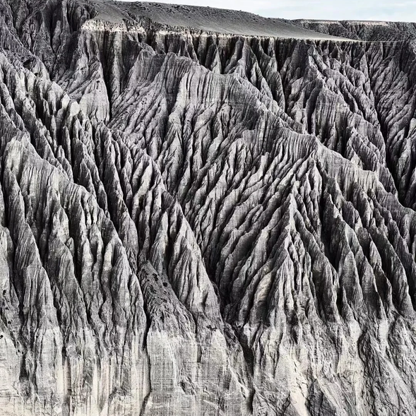 【獨山子】位於新疆克拉瑪依市東南部,是獨庫公路的起點,也是天山北麓的重要工業城市。作為新疆石油開採的發源地之一,獨山子以其悠久的石油工業歷史和獨特的地理環境而聞名。
獨山子四周環繞著高山和戈壁,展現出新疆典型的自然風貌。城市規模不大,但乾淨整潔,散發著濃厚的工業化氣息。獨山子因靠近天山,氣候涼爽宜人,是旅客從炎熱的南疆進入天山腹地的理想起點。此外,城市周邊的自然景觀也頗具吸引力,例如蜿蜒的峽谷和壯觀的山脈為獨庫公路的旅程增添了別樣的色彩。