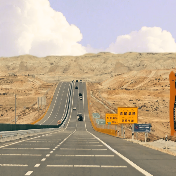 今天從烏魯木齊出發,我們將沿著【S21沙漠公路】穿越廣袤的大漠與戈壁,感受新疆大自然的荒野之美,最後抵達迷人的邊境小鎮【布爾津】,展開您對北疆的初次探索。
【S21沙漠公路】
被譽為“穿越大漠的絲綢之路”。這條公路筆直而開闊,沿途可欣賞到無垠的金黃沙丘、戈壁灘和遠處的天山雪峰。道路兩側偶爾可見沙漠中特有的野生動物,如駱駝、沙鼠等,為旅途增添了幾分生趣。