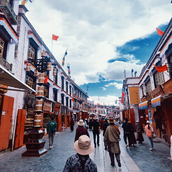 【八廓街】
離開大昭寺後,您可沿著八廓街順時針轉一圈,融入藏人轉經的行列,感受信仰的力量。這裡也是拉薩最具煙火氣的手工藝品市場,琳琅滿目的藏飾與工藝品任您挑選。如果您想更貼近當地生活,還可以在甜茶館小憩,學習藏族朋友們的恬靜與怡然,享受這座城市的日光與悠閒。
小提醒: 八廓街人流較多,建議看管好隨身物品,並尊重當地文化習俗,切勿拍攝藏人面部特寫。
今日...在布達拉宮的壯麗、大昭寺的虔誠與八廓街的熱鬧中,您將真正體會到拉薩這座城市的獨特魅力。